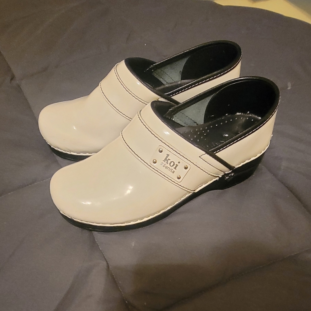 Nursing shoes